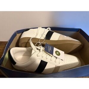 Womens suede sneaker.‎ Size 11